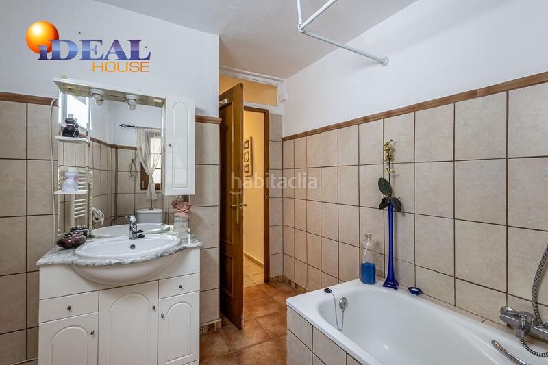 Foto be5034c2-17a0-44d0-8dae-fcb681dd3cce. Casa amb aparcament a Moclín