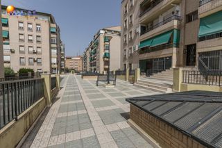 Pis a Carretera de málaga 67. Piso en venta de tres dormitorios dos baños en urbanización las