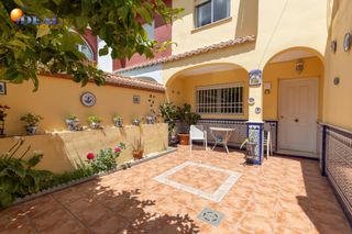 Reihenhaus in Avda. De los Ogíjares. Vivienda adosada con patio, terraza y garaje en armilla