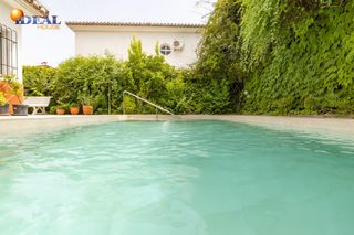 Xalet a La Zubia Ciudad. Chalet pareado con piscina, jardín y bonitas vistas a granada en