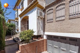 Casa aparellada  Calle calle cristóbal colón 4. Casa pareada de 195 m2 con 3 dormitorios, 3 baños y cochera en p