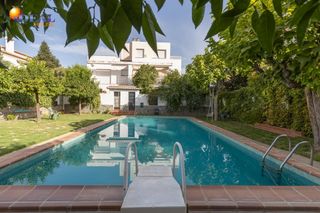 Doppelhaus  Calle de almajara 27. Exclusiva vivienda con piscina en la zona del serrallo con pisci