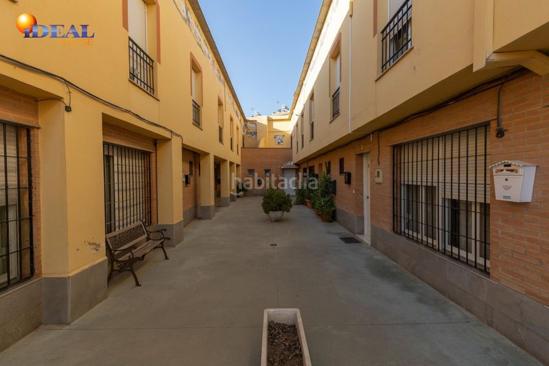 Foto 85f9857c-b04c-4f6f-914f-e51c1134415e. Casa adosada vivienda unifamiliar adosada junto a polideportivo en Gójar