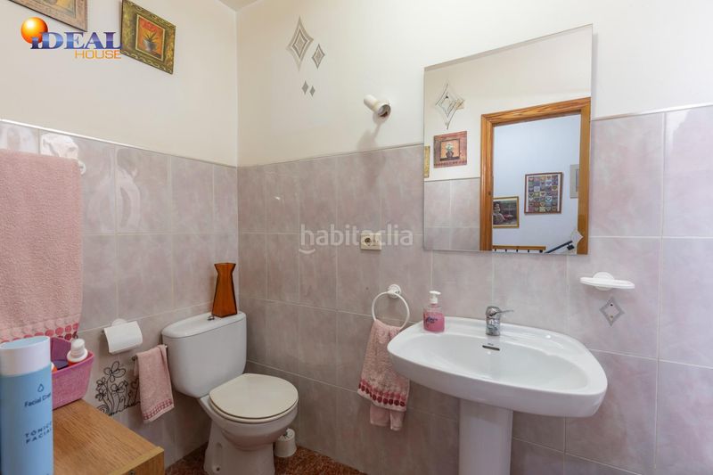Foto bdccb199-c916-494f-a85c-56cb0f810bbd. Casa adosada vivienda unifamiliar adosada junto a polideportivo en Gójar