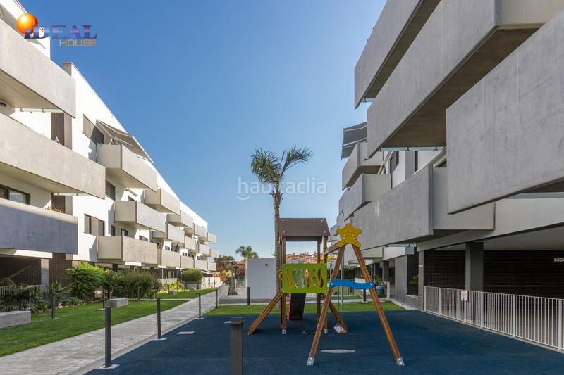 Foto b36a90b1-e11e-4a0d-8be1-9217a1cb31dc. Àtic amb aparcament piscina a Salobreña costa Salobreña