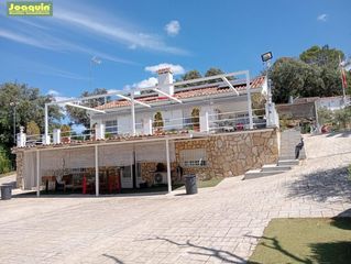 Country house in Villaharta. Parcela con casa y piscina