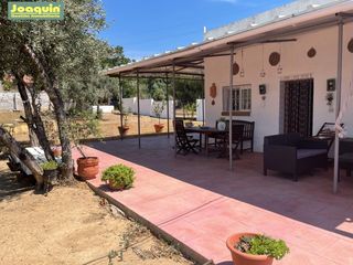 Bauernhof in Alcolea. Parcela con casa y piscina