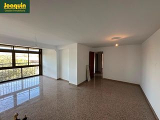 Pis en Sector Sur. Fant�stico piso reformado de 90 m2 con terraza y vistas en avda.
