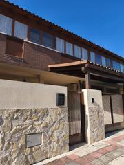 Casa adossada a Parque Manuel de Vega-Carretera de Ugena. Casa chalet con muchas mejoras