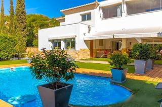 Casa a Pinares de San Antón. Villa moderna en parte baja de pinares, con diseño y confort, y