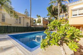 Maison à El Candado. Villa de gran encanto en urbanizacion privada con parcela de 800
