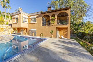 Casa en El Candado. Villa de gran encanto en urbanizacion privada con parcela de 800