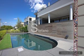 Casa in La Cala del Moral. Encantadora y exclusiva vivenda, de gran amplitud y en parcela c