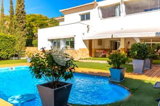 Maison à Pinares de San Antón. Villa moderna en parte baja de pinares, con diseño y confort, y