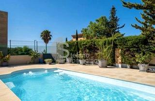 Casa a Pinares de San Antón. Villa moderna en parte baja de pinares, con diseño y confort, y