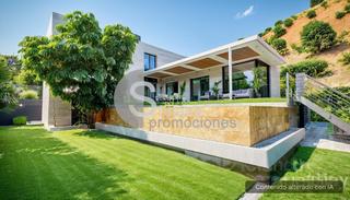 Maison à Pinares de San Antón. Exclusiva villa independiente en málaga este, diseño moderno cúb