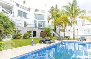 Casa a Pinares de San Antón. Villa de diseño contemporáneo, moderna , encantadoras vistas a l