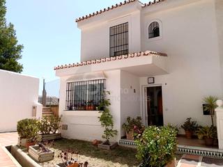 Casa adossada a La Cala del Moral. Casa adosada en esquina de 240 m con vistas al mar y orientación