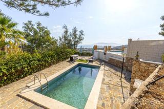 Casa a Pinares de San Antón. Exclusiva villa independiente con vistas panorámicas al mar, sit