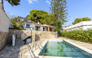 Maison à Pinares de San Antón. Exclusiva villa independiente con vistas panorámicas al mar, sit