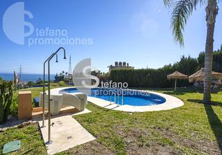 Casa aparellada a Pinares de San Antón. Chalet pareado con vistas al mar desde todas las habitaciones, a