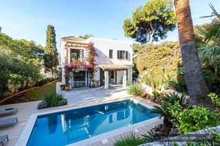 Casa  Cueva de menga. Su refugio en málaga este en comoda parcela de 750 metros , y 36