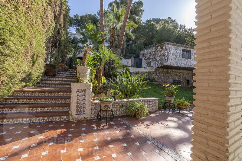 Foto 6ce4d276-1337-47bd-97ad-fd493a546a63. Casa su refugio este en comoda parcela de 750 metros , y 361 metros constuidos en Málaga