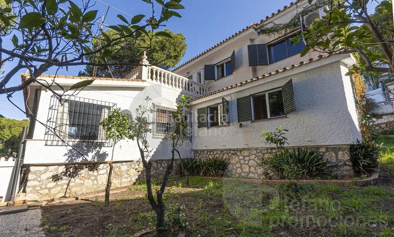 Foto adb1a94b-5323-4081-9098-404e4ef2a608. Casa su refugio este en comoda parcela de 750 metros , y 361 metros constuidos en Málaga