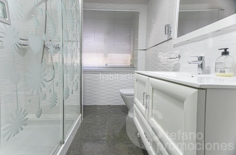 Foto 7d930ee3-3abb-48ad-bea3-96c407613a3e. Piso amplia y luminosa vivienda de esquina totalmente reformada en el centro . cuenta con 3 dormitorios en Málaga