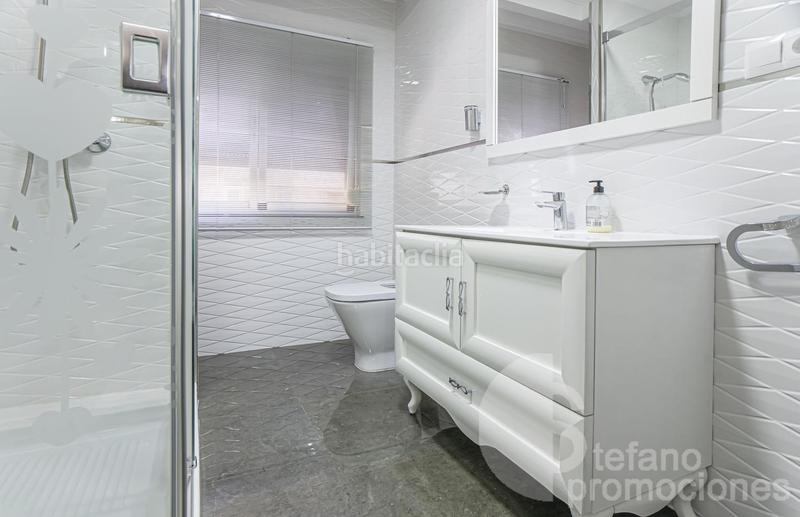 Foto c8ba788f-cd6e-48f2-813f-a6eff92deec6. Piso amplia y luminosa vivienda de esquina totalmente reformada en el centro . cuenta con 3 dormitorios en Málaga