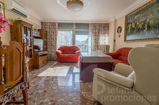 Piso en Los Castillejos - La Trinidad. Amplia y luminosa vivienda de esquina totalmente reformada en el