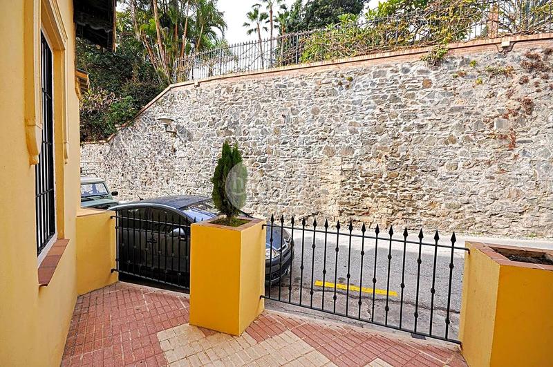 Foto 1fc5a3b1-7d9c-4c46-9ff8-84a04ed9bd33. Casa señorial y representativa casa, con carácter , dando a paseo de sancha, techos muy altos, y detalles de gran arquitectura, en Málaga