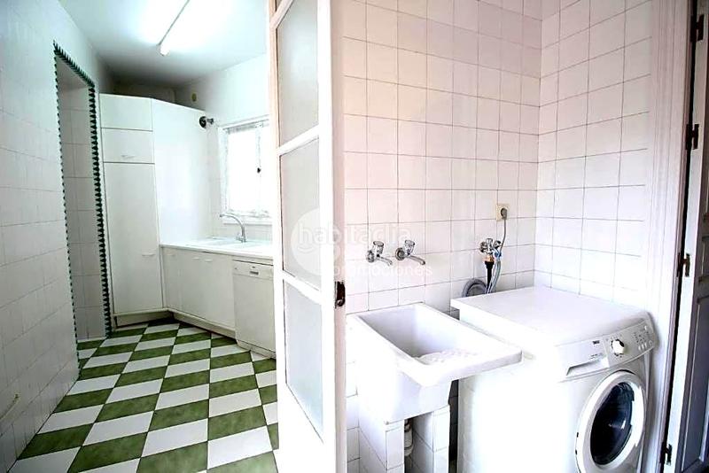Foto 473a08bb-9d7a-4563-9e15-e412688404ff. Casa señorial y representativa casa, con carácter , dando a paseo de sancha, techos muy altos, y detalles de gran arquitectura, en Málaga