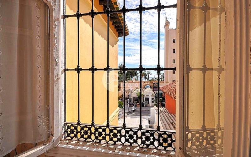 Foto ce477ed5-f923-4b90-9e5c-f480f3e9d3c1. Casa señorial y representativa casa, con carácter , dando a paseo de sancha, techos muy altos, y detalles de gran arquitectura, en Málaga