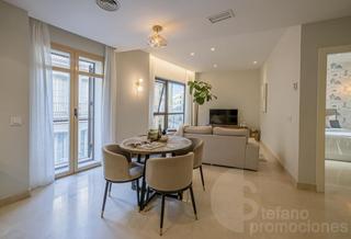 Etagenwohnung  De la constitución. Señorial vivienda totalmente reformada, en pleno centro de málag