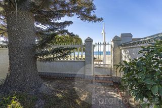 Doppelhaus  Blas infante. Encantadora casa de esquina en primera línea de playa en la cala