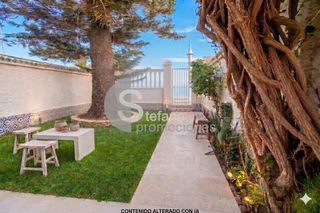 Casa bifamiliare  Blas infante. Encantadora casa de esquina en primera línea de playa en la cala