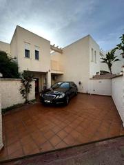 Casa adossada a Añoreta Baja. Exclusivo chalet   a solo metros de la playa. 300m distribuidos