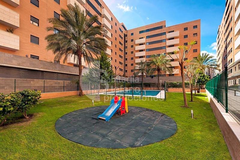 Foto f5599355-28c1-4b1e-9b46-f5d52fbf2d28. Appartamento con parcheggio piscina in Parque Ayala - Jardín de la Abadía - Huelín Málaga