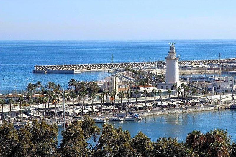 Foto fe5de463-1ec3-45c2-b266-e049475e113b. Piso vivienda exclusiva en el prestigioso paseo de reding, una zona histórica y residencial . 105 m reformados con diseño mode en Málaga