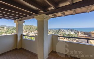 Casa aparellada a Pinares de San Antón. Encantador chalet de esquina, un oasis  con el  lujo de vivir en