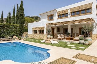 Casa en Pinares de San Antón. Disfruta de una villa de ensueño en la parte baja de pinares de