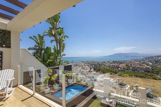 Casa aparellada a Miraflores del Palo. Exclusiva vivienda con vistas al mar  en, una de las zonas más e