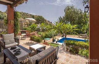 Casa a Calle leoni benabú 17. Descubra una exclusiva villa en pinares de san antón, donde la l
