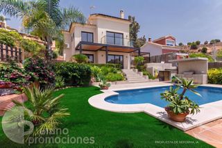 Casa a Leoni benabú 17. Descubra una exclusiva villa en pinares de san antón, donde la l
