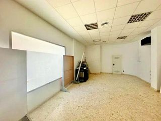 Geschäftsraum in Los Castillejos - La Trinidad. Local comercial de 169 m en málaga , situado en zona residencial
