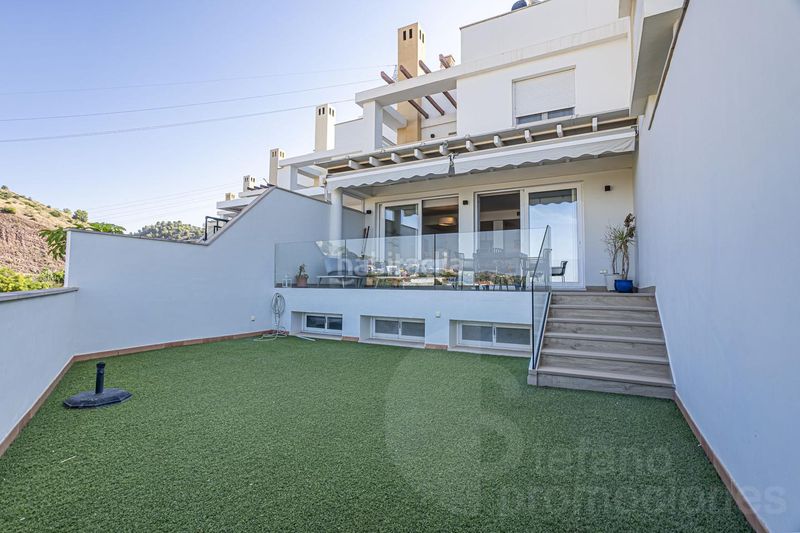 Foto 2530752b-8c30-483a-ac1b-0b77bbafb643. Casa adosada exclusividad en malaga este, con vistas al mar y a su bahia. 3 amplios dormitorios, varias terrazas, garaje multifuncional en Málaga