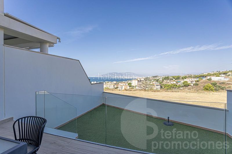 Foto 3c15ccbc-d330-45eb-8a73-fcaf912b57ee. Casa adosada exclusividad en malaga este, con vistas al mar y a su bahia. 3 amplios dormitorios, varias terrazas, garaje multifuncional en Málaga