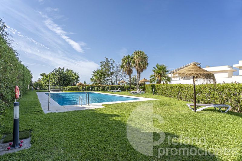 Foto 647c4c53-1f4e-45a4-9ab7-903bc3021845. Casa adosada exclusividad en malaga este, con vistas al mar y a su bahia. 3 amplios dormitorios, varias terrazas, garaje multifuncional en Málaga