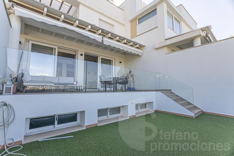 Foto 90c77fc8-fc54-4fe6-b02e-2d30bbe7a4aa. Casa adosada exclusividad en malaga este, con vistas al mar y a su bahia. 3 amplios dormitorios, varias terrazas, garaje multifuncional en Málaga